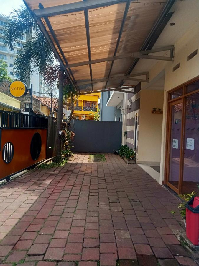 Radio Backpacker Guesthouse Syariah Bandung Eksteriør billede